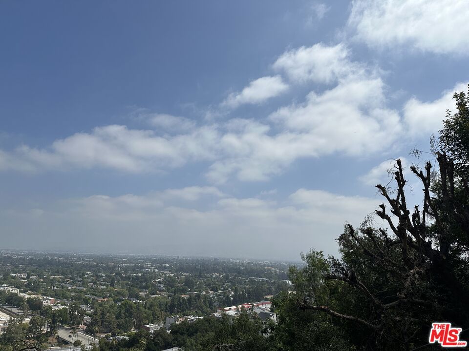 https://media.crmls.org/mediaz/d24cc9ae-35c0-4281-b5b5-3a5252bf72a3.jpg?preset=X-Large