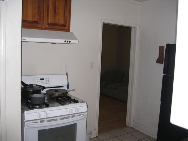 2421 Ritchie St, Oakland CA: https://media.crmls.org/mediaz/d24d298a-26bc-422a-bc3d-a5a17f76c997.jpg