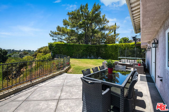 8407 Skyline Drive, Los Angeles CA: https://media.crmls.org/mediaz/d24f5bf1-4cd6-48ab-99d9-5db062ce7530.jpg