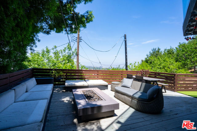3865 Buena Park Drive, Studio City CA: https://media.crmls.org/mediaz/d24f8c30-03c8-4a3d-9efc-926d7889c3e8.jpg