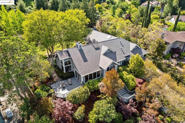 1037 Silverhill Dr, Lafayette CA: https://media.crmls.org/mediaz/d250c065-53dd-43a3-9f41-ea10501e608c.jpg