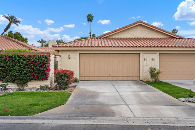 179 Las Lomas, Palm Desert CA: https://media.crmls.org/mediaz/d251edfd-72d8-4eab-b597-98f8df337776.jpg