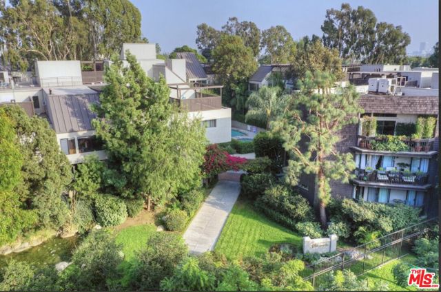 950 N Kings Road, West Hollywood CA: https://media.crmls.org/mediaz/d25232b4-201f-4d26-bef4-76a4eb8b0197.jpg