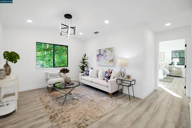 27 Briarwood Ct, Brentwood CA: https://media.crmls.org/mediaz/d25353dd-3056-4fcc-9b7a-90b5e778a7d5.jpg