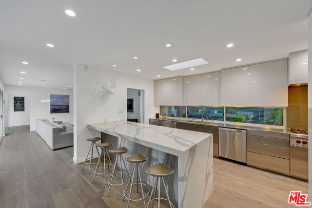 602 N Whittier Drive, Beverly Hills CA: https://media.crmls.org/mediaz/d253b852-65ea-4d31-bd4a-59a0554aa44b.jpg