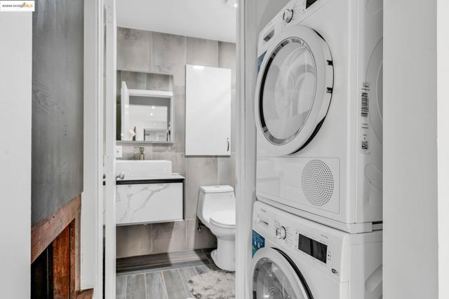 6141 Merriewood Dr, Oakland CA: https://media.crmls.org/mediaz/d253ee3a-937a-45d6-9e87-a4933cbc00b7.jpg