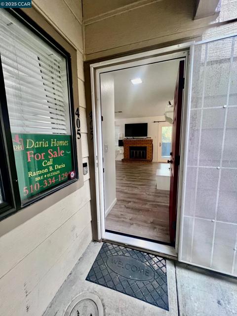 405 405 Weymouth, Hercules CA: https://media.crmls.org/mediaz/d2549c8c-ce1c-4702-bb12-5d67c29c9ce8.jpg