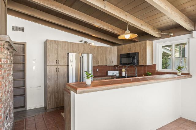 1218 Cornwall Lane, Ventura CA: https://media.crmls.org/mediaz/d2550bec-008e-4a23-8ae4-ea4a036e8ef6.jpg