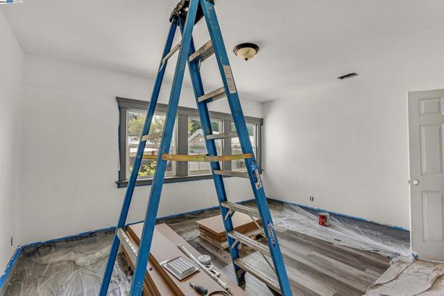 2708 60th Avenue, Oakland CA: https://media.crmls.org/mediaz/d25527a1-8793-4030-a4ec-71133e17b8e1.jpg