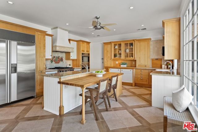 2596 Wallingford Drive, Beverly Hills CA: https://media.crmls.org/mediaz/d2555039-4935-4d1b-9b58-6503a862c303.jpg
