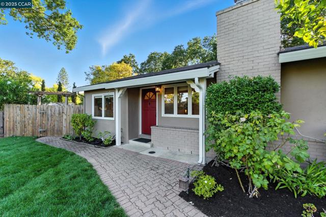 15 Ardmore Ct, Pleasant Hill CA: https://media.crmls.org/mediaz/d2560efd-fe55-4292-adb0-b1a160096821.jpg