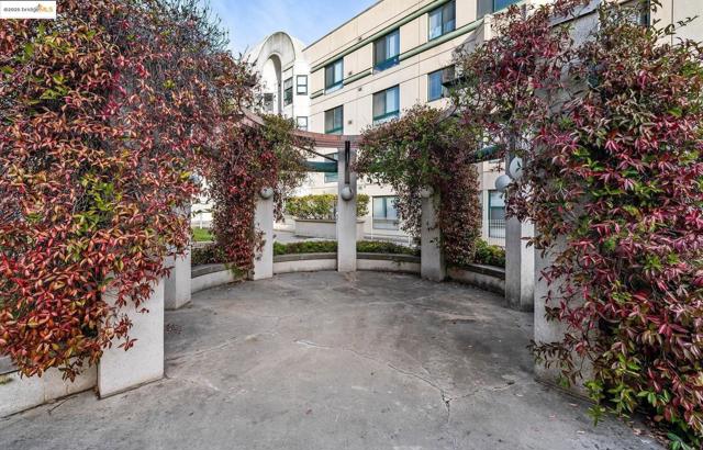988 Franklin, Oakland CA: https://media.crmls.org/mediaz/d256675c-2bc6-4ea8-aee3-3bbd4376db7a.jpg