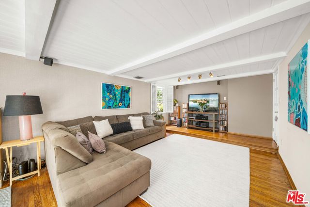 4963 Haskell Avenue, Encino CA: https://media.crmls.org/mediaz/d256c506-5cf8-441a-9cea-33d8f8ae0696.jpg