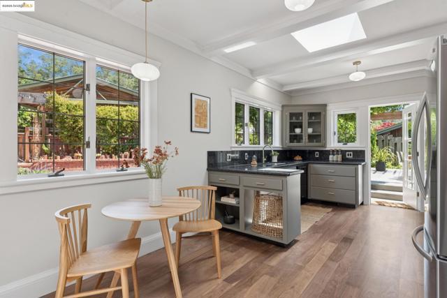 2181 Andrews St, Oakland CA: https://media.crmls.org/mediaz/d25709d5-a7cd-4525-94ee-acefe67e4cdc.jpg