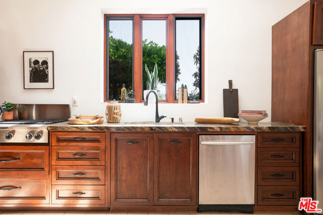 4559 E Rose Hill Drive, Los Angeles CA: https://media.crmls.org/mediaz/d257a561-4f0e-4366-914c-376069911cb9.jpg
