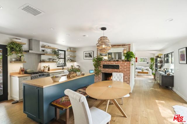 19817 Montau Drive, Topanga CA: https://media.crmls.org/mediaz/d258043c-c967-4857-a6a8-3e6865c07dac.jpg