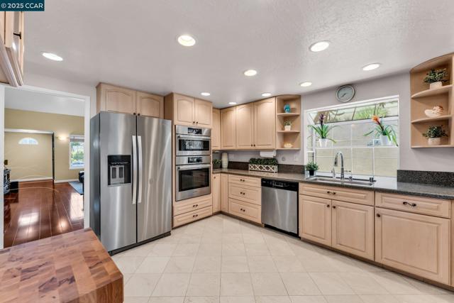 102 Monasterio Ct, San Ramon CA: https://media.crmls.org/mediaz/d2588c72-d562-4911-bcdc-872be7e98283.jpg