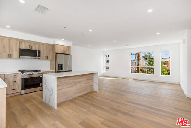 1616 S Sycamore Avenue, Los Angeles CA: https://media.crmls.org/mediaz/d25a7208-9a2e-4b35-bb2e-683b51fff3ae.jpg