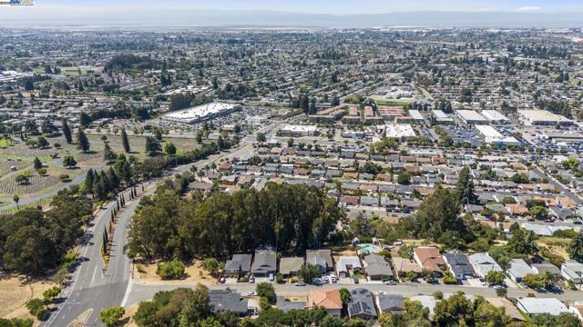 25910 Westview Way, Hayward CA: https://media.crmls.org/mediaz/d25a75e5-7f8f-4faf-bd9b-f0ed8f0452f8.jpg