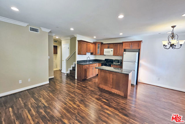 1434 Ricardo St, Los Angeles CA: https://media.crmls.org/mediaz/d25abc0e-8471-425d-b065-13a10d4889c1.jpg