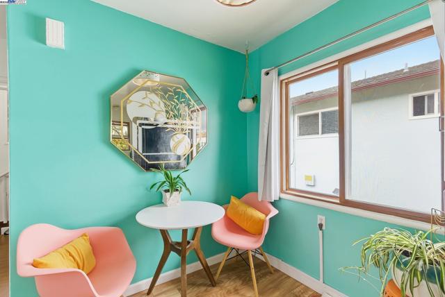 2133 Clinton Ave, Alameda CA: https://media.crmls.org/mediaz/d25b9b0d-956c-4621-a24b-5188c941b173.jpg