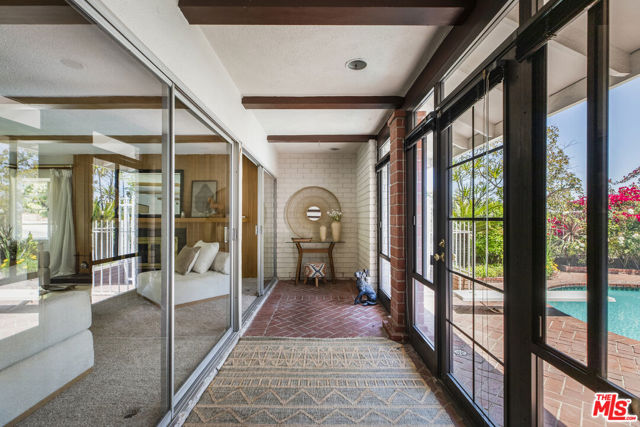 5136 Los Bonitos Way, Los Angeles CA: https://media.crmls.org/mediaz/d25bb8a5-a43c-4676-93a5-f78127bad12f.jpg
