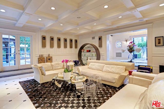 725 N Faring Road, Los Angeles CA: https://media.crmls.org/mediaz/d25c3e66-6c0d-4089-848a-3627c7b304f2.jpg