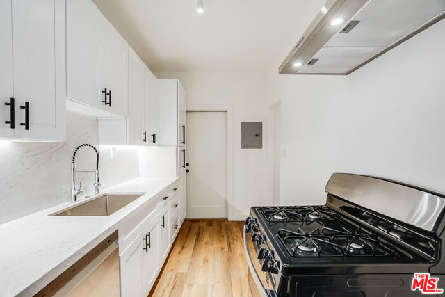 151 N Swall Drive, Beverly Hills CA: https://media.crmls.org/mediaz/d25c4e32-38b8-4a72-93a4-f153aa35626c.jpg