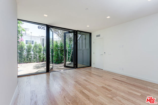 209 Hollister Avenue photo 19