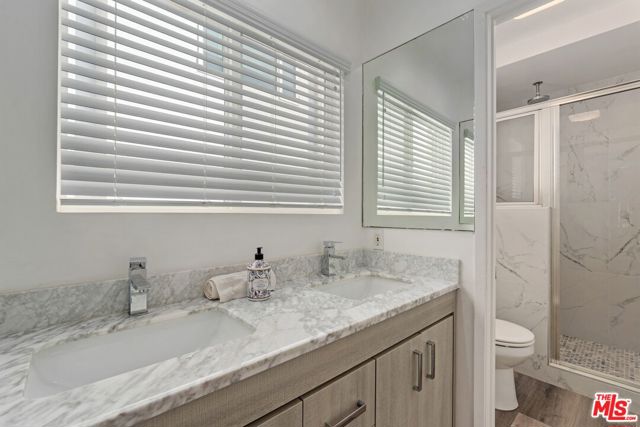 3806 Ocean Front Walk, Marina del Rey CA: https://media.crmls.org/mediaz/d25c7276-99be-4667-8292-8d62a8d45c80.jpg