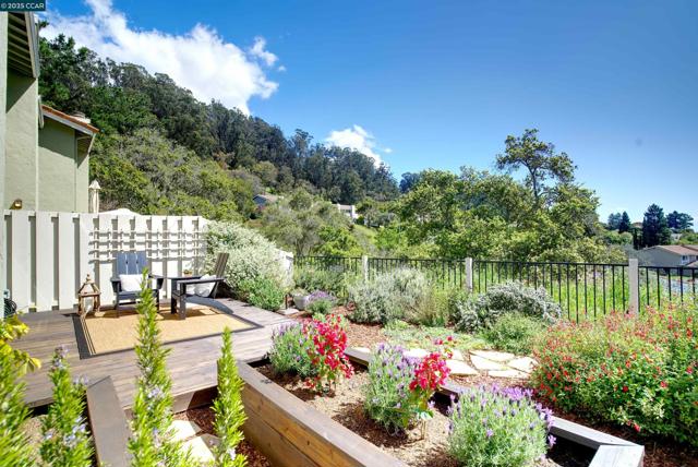 31 Turtle Creek Street, Oakland CA: https://media.crmls.org/mediaz/d25d4941-60b6-4a09-9548-3702af8934e0.jpg