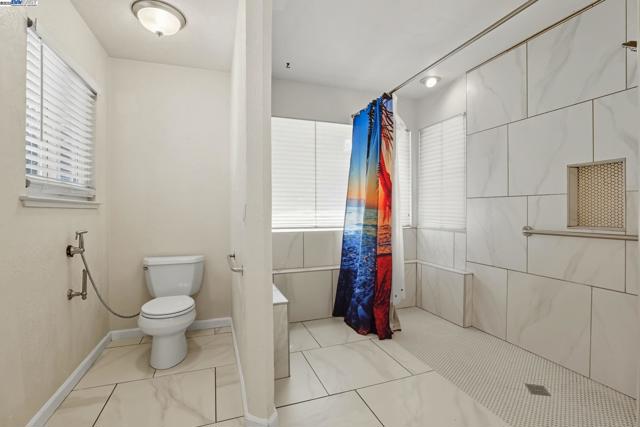 4470 Rolling Oaks Dr, Granite Bay CA: https://media.crmls.org/mediaz/d25d9497-1712-475c-898d-38404e8307e5.jpg