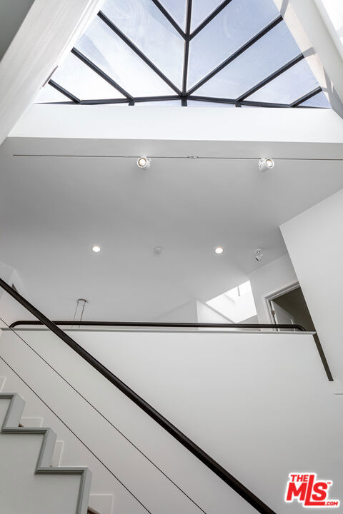 8424 Grand View Drive, Los Angeles CA: https://media.crmls.org/mediaz/d25f0717-d1dc-4613-b096-2b1ef54757cb.jpg