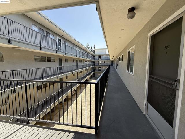 3877 Howe St, Oakland CA: https://media.crmls.org/mediaz/d25f39bd-2bbe-4466-a482-457deb43c610.jpg
