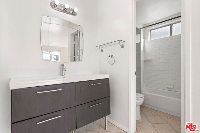 14990 Victory Boulevard, Van Nuys CA: https://media.crmls.org/mediaz/d2600e5e-aea3-42f3-af87-3307602eca32.jpg