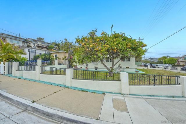 1852 Locust St, San Diego CA: https://media.crmls.org/mediaz/d2609b1d-89e1-4830-bd5d-13b1f94c0948.jpg