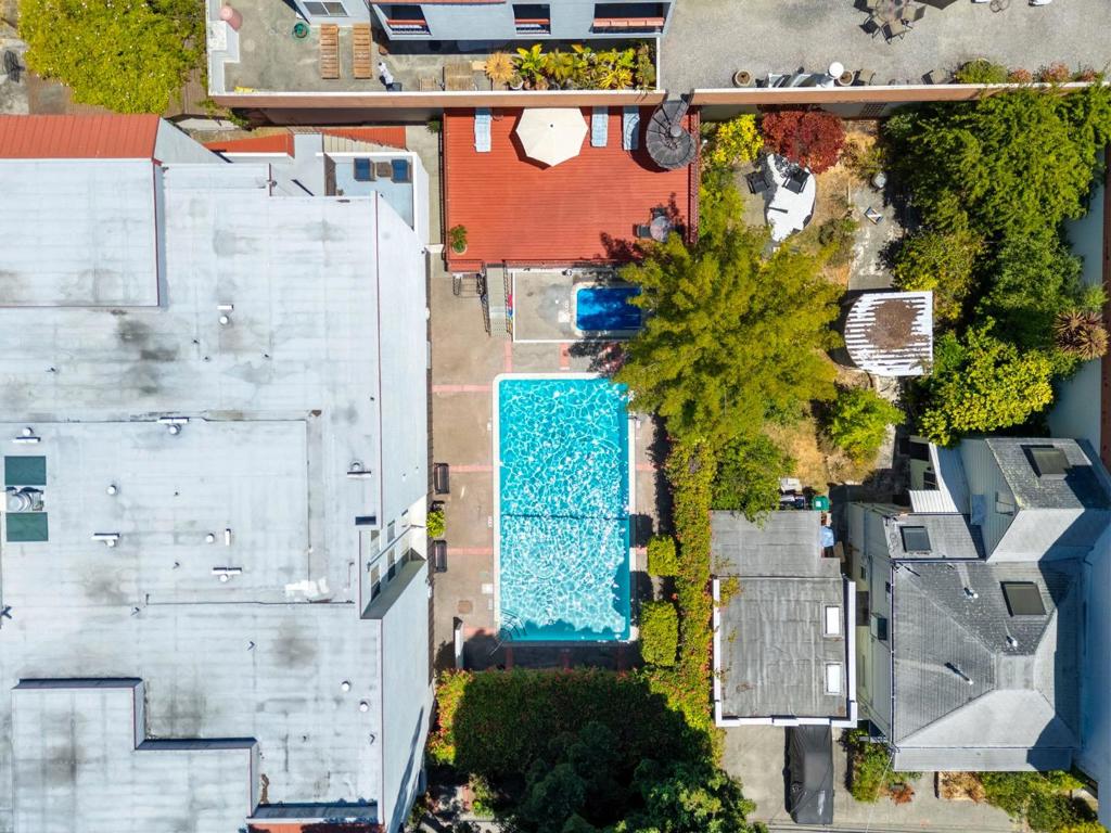 https://media.crmls.org/mediaz/d261cc21-1397-4d46-9fa6-d6e9032371a7.jpg?preset=X-Large