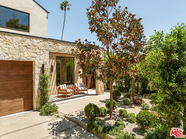 636 N Laurel Avenue, Los Angeles CA: https://media.crmls.org/mediaz/d2620a11-46f7-45ab-843f-73076859601a.jpg