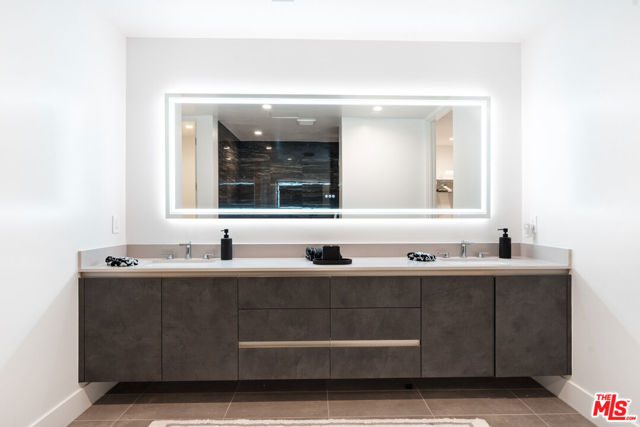 728 N Sweetzer Avenue, West Hollywood CA: https://media.crmls.org/mediaz/d262867b-789d-4487-9571-8828dbe7ac54.jpg