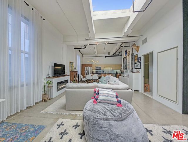 738 S Los Angeles Street, Los Angeles CA: https://media.crmls.org/mediaz/d263130a-3673-47c4-a135-2ffcb01ea08d.jpg