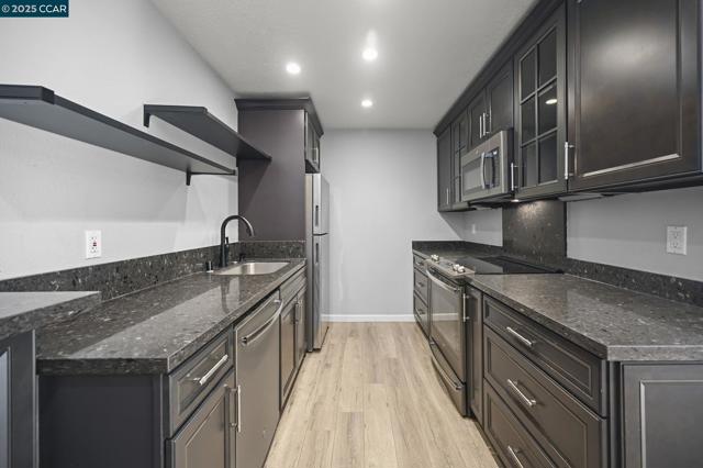 5095 Valley Crest Dr, Concord CA: https://media.crmls.org/mediaz/d263c745-8b3c-461d-a049-1b946a73ebfe.jpg