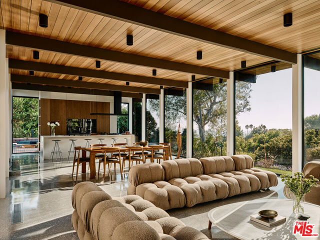 5637 Busch Drive, Malibu CA: https://media.crmls.org/mediaz/d264e5e9-a178-4837-93c2-54706c5f8e6e.jpg