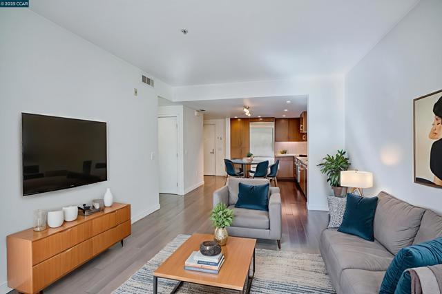 2655 Bush, San Francisco CA: https://media.crmls.org/mediaz/d2652079-cc3d-4754-af3e-2bb848feb8bd.jpg