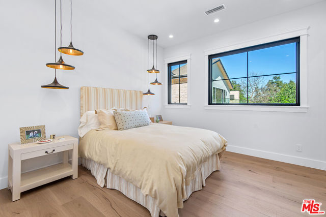 16144 HIGH VALLEY Place, Encino CA: https://media.crmls.org/mediaz/d2679587-612c-47d6-b140-0b8f70503b00.jpg