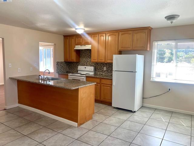 20240 Wisteria St, Castro Valley CA: https://media.crmls.org/mediaz/d267afee-623a-44f0-931e-799d40da6cc0.jpg