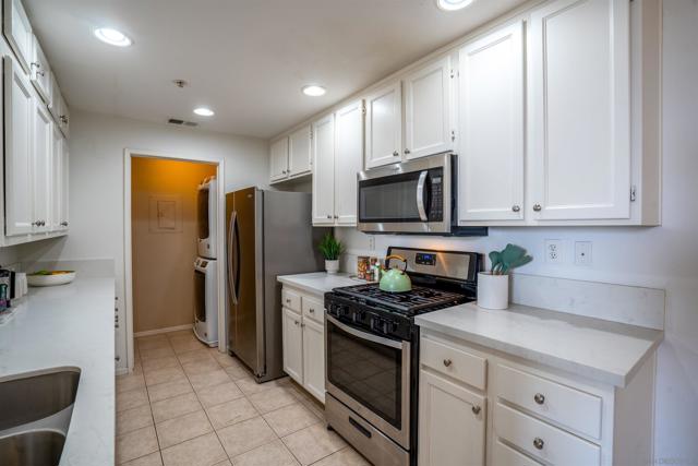 1344 Paizay Pl, Chula Vista CA: https://media.crmls.org/mediaz/d26907aa-7cf2-4337-9e84-7a4af918153e.jpg