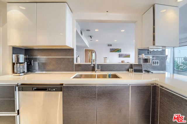 910 S HOLT Avenue, Los Angeles CA: https://media.crmls.org/mediaz/d2692a1a-1ca4-4d75-8c91-e7e08a2dc68d.jpg