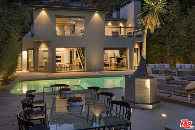 8540 Hedges Way, Los Angeles CA: https://media.crmls.org/mediaz/d269a869-aa66-4dc7-8a47-fd24d02369ef.jpg