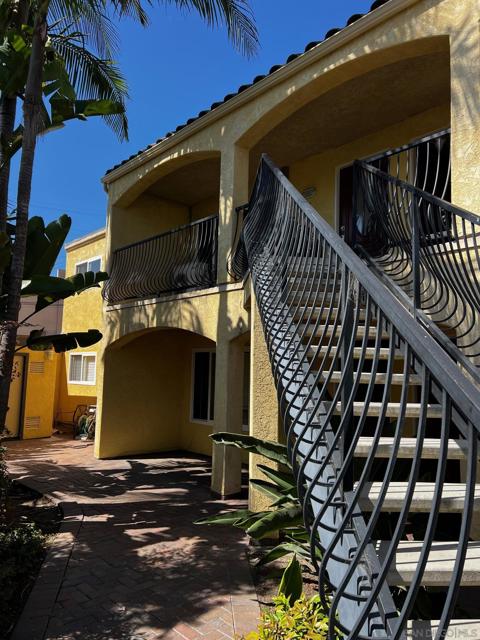 1927 Diamond St, San Diego CA: https://media.crmls.org/mediaz/d26bb397-f627-480a-87fb-7266974b7977.jpg