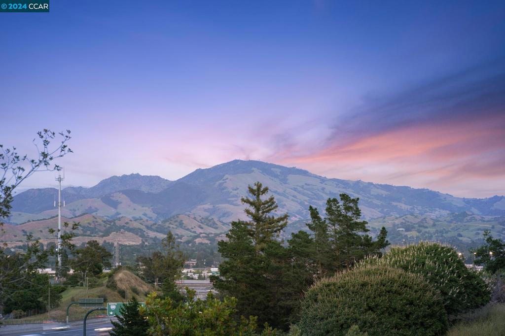https://media.crmls.org/mediaz/d26c4a32-5cff-40d7-afb7-ae9812d861b0.jpg?preset=X-Large